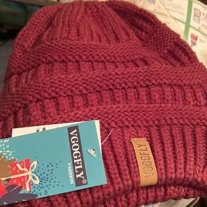 NWT Rust Beanie w attachable Fur Pom!!